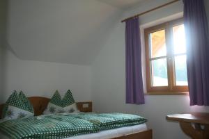 1 dormitorio con cama y ventana en Haus Hödlmoser, en St. Wolfgang