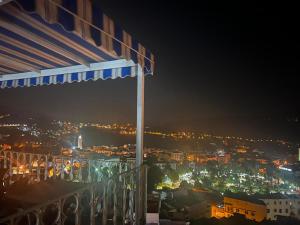 een balkon met uitzicht op de stad 's nachts bij NOUARA Appart'hotel in Chefchaouene