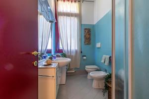 een badkamer met een wastafel en een toilet bij Casa Charleston in Palazzo Nobiliare al Duomo in Padua