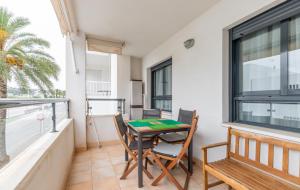 een eetkamer met een tafel en stoelen en een balkon bij Nora Nice in Moraira