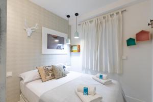um quarto com 2 camas brancas e uma janela em Astoria - baskeyrentals em San Sebastián