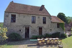 an old stone house with a table and chairs at Domaine de l'Ormerie Provins in Provins