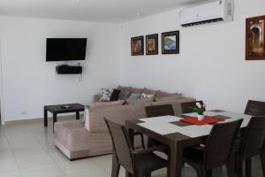 普拉亞斯的住宿－CasaMuyuyo - Hermosa Casa de Playa a 1h20 de Guayaquil，客厅配有桌子和沙发