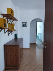 Habitación con armario de madera y pasillo. en MI CASA TU CASA en Civitavecchia