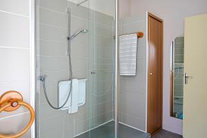 W łazience znajduje się prysznic ze szklanymi drzwiami. w obiekcie Villa Rosella w mieście Les Sables-dʼOlonne +21 zdjęć