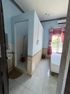 a bathroom with a tub and a shower in a room at Trang Vu Homestay Cu Lao Cham in Tân Hiệp