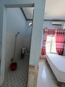 a small room with a bed and a window at Trang Vu Homestay Cu Lao Cham in Tân Hiệp
