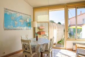 jadalnia ze stołem i krzesłami w obiekcie Villa Rosella w mieście Les Sables-dʼOlonne