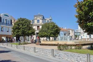 fontanna na środku ulicy z budynkami w obiekcie Villa Rosella w mieście Les Sables-dʼOlonne