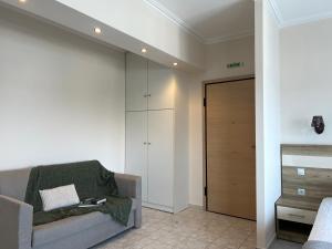 un soggiorno con divano e armadio di Zilean apartments by Airstay a Spata
