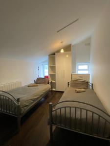 1 dormitorio con 2 camas y armario en Sarsfield Hostel, en Dublín