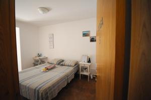 a small bedroom with a bed and a table at Surf Vibe Guest House in Faro