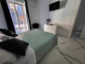 sypialnia z łóżkiem i telewizorem na ścianie w obiekcie NewLife 815 Holiday Home Black w mieście Mercato San Severino