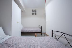 1 dormitorio con 2 camas, mesa y espejo en GIANΝS HOME, en Marantochori