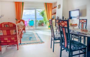 ein Wohnzimmer mit Esstisch und Stühlen in der Unterkunft Cozy Home In San Javier With Wifi in San Javier