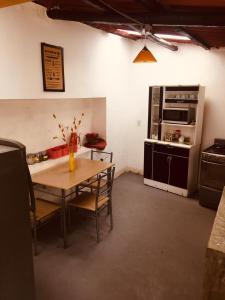 uma cozinha com uma mesa com cadeiras e um micro-ondas em Casa I Love Huaraz em Huaraz