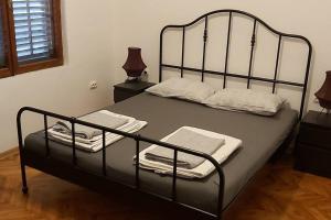 Postel nebo postele na pokoji v ubytování Villa Hedonic + 37 fotografií