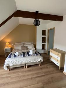 1 dormitorio con 1 cama grande y suelo de madera en Chambres d'Hôtes des Hirondelles en Beaussais sur Mer