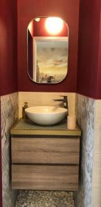 bagno con lavandino e specchio di Studio Flat Policlinico G B Rossi Borgo Roma a Verona