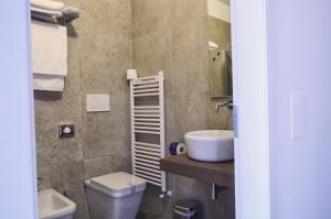 een badkamer met een toilet en een wastafel bij VILLA FENIX OSIO SOTTO in Osio Sotto