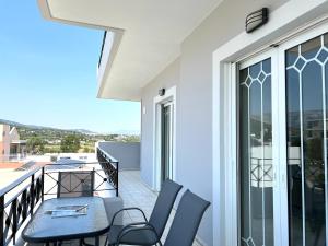 patio con mesa y sillas en el balcón en Zilean apartments by Airstay, en Spáta