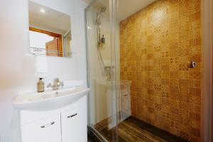 y baño con lavabo y ducha. en Villa Libosad en Jičín
