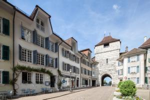 una calle vacía en una ciudad con edificios en Baseltor Hotel & Restaurant en Solothurn