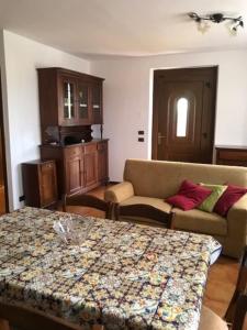a living room with a couch and a table at Villetta Indipendente in San Zeno di Montagna