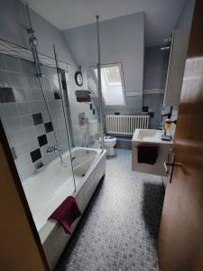 リンテルンにあるAm Thingplatzのバスルーム(バスタブ、洗面台、トイレ付)