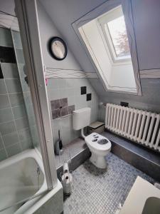リンテルンにあるAm Thingplatzの小さなバスルーム(トイレ、窓付)が備わります。