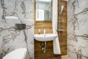 Koupelna v ubytování Marti Garden Suites + 37 fotografií