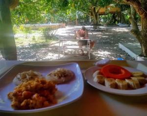 einen Tisch mit zwei Teller Essen drauf. in der Unterkunft Finca Los Mangos in Palomino