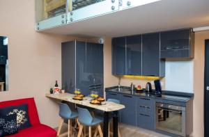 Køkken eller tekøkken på Duplex stylé face à l'Aiguille du Midi