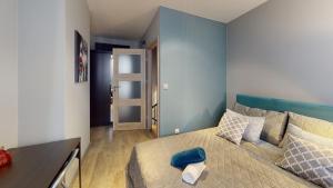 Llit o llits en una habitació de Family House Rydygiera 16 Tectum Apartments