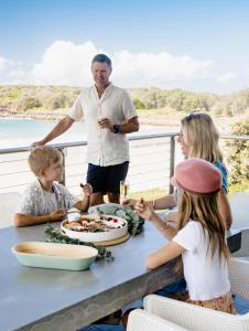 入住Sails on the Beachfront - Exclusive Seaside Home的客人