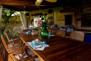 a wooden table with a vase of flowers on it at Cavalieri B&B in San Felice Circeo +39 photos