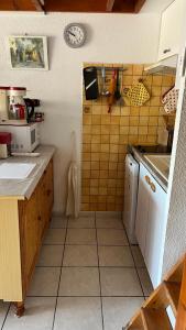 cocina pequeña con fregadero y fogones en Appartement 6 couchages La Londe-les-Maures 8, en La Londe-les-Maures