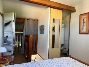 1 dormitorio con cama, armario y espejo en Appartement 6 couchages La Londe-les-Maures 8, en La Londe-les-Maures