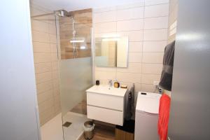 un baño con lavabo y ducha en Le 59 Vue Mer, en Villers-sur-Mer