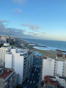 eine Luftansicht einer Stadt mit Meer und Gebäuden in der Unterkunft 4 ambientes vista al mar cochera seguridad 24hs in Mar del Plata