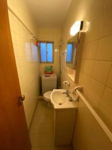 ein kleines Badezimmer mit Toilette und Waschbecken in der Unterkunft 4 ambientes vista al mar cochera seguridad 24hs in Mar del Plata