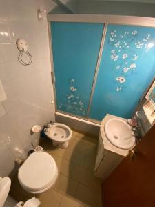 ein Badezimmer mit Toilette und Waschbecken und einem Fenster in der Unterkunft 4 ambientes vista al mar cochera seguridad 24hs in Mar del Plata + 6 Fotos