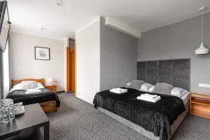 Postel nebo postele na pokoji v ubytování Hotel Helios 300m od Krupówek nowy BASEN od 12 lipca