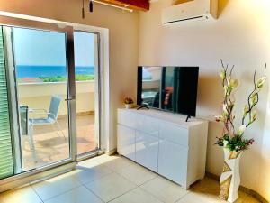 TV a/nebo společenská místnost v ubytování Music House Novalja