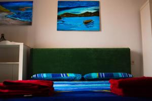 Charlie Apartment في روما: سرير مع اللوح الأمامي الأخضر ووسادتين