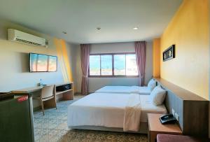 Postel nebo postele na pokoji v ubytování Recenta Suite Phuket Suanluang