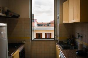 Charlie Apartment في روما: مطبخ مع نافذة مطلة على مبنى