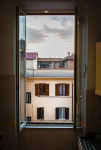 Charlie Apartment في روما: نافذة حمام مطلة على مبنى
