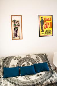 Charlie Apartment في روما: أريكة مع وسائد زرقاء وملصق على الحائط
