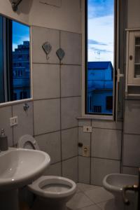 Charlie Apartment في روما: حمام مع مرحاض ومغسلة ونافذة